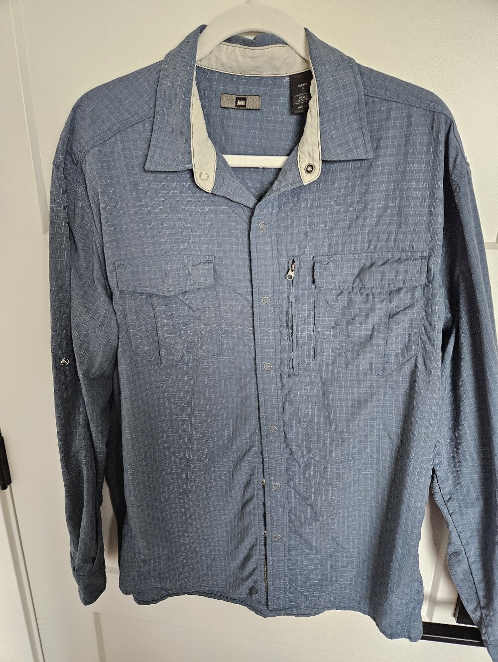 REI Men's Lightweight Button-Down Shirt in Light Blue with Contrasting Collar L